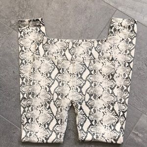 Snake skin pattern lines leggings